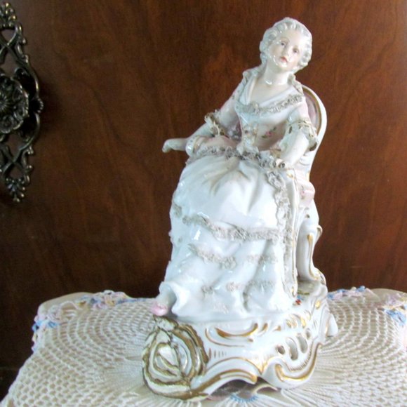 PLAUE PORCELAIN FIGURINE, SEATED LADY, GEORGIAN STYLE GOWN & CHAIR, GERMANY - Picture 8 of 16